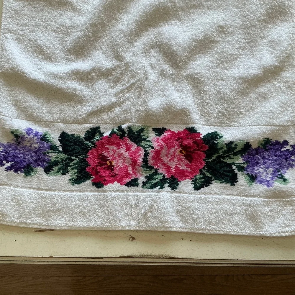 Vintage set of 2 Saks Fifth Avenue Floral Hand Towels